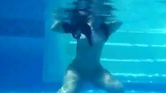 Curvy pawg strips and shakes her big booty underwater